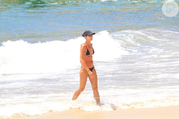 Fernanda Venturini chamou atenção pela barriga trincada em dia de praia