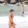 Aos 50 anos, Fernanda Venturini exibiu barriga trincada em di de praia