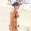 Aos 50 anos, Fernanda Venturini exibiu barriga seca em dia de praia