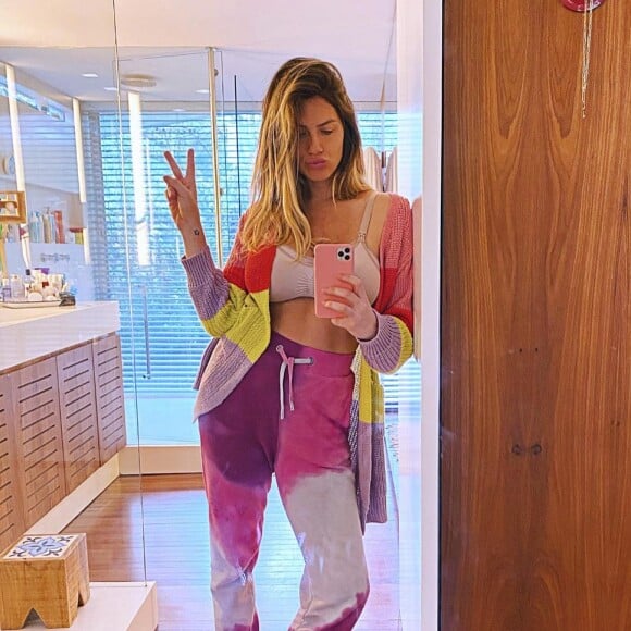 Foto de Giovanna Ewbank com personal ganhou legenda divertida: 'Mãe tá on'