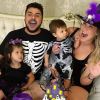 O cantor Cristiano posou em clima divertido de Halloween com a família