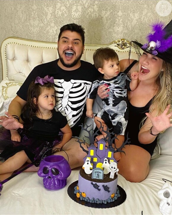 O cantor Cristiano posou em clima divertido de Halloween com a família