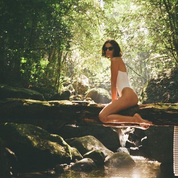 Bruna Marquezine posa de maiô em meio à natureza