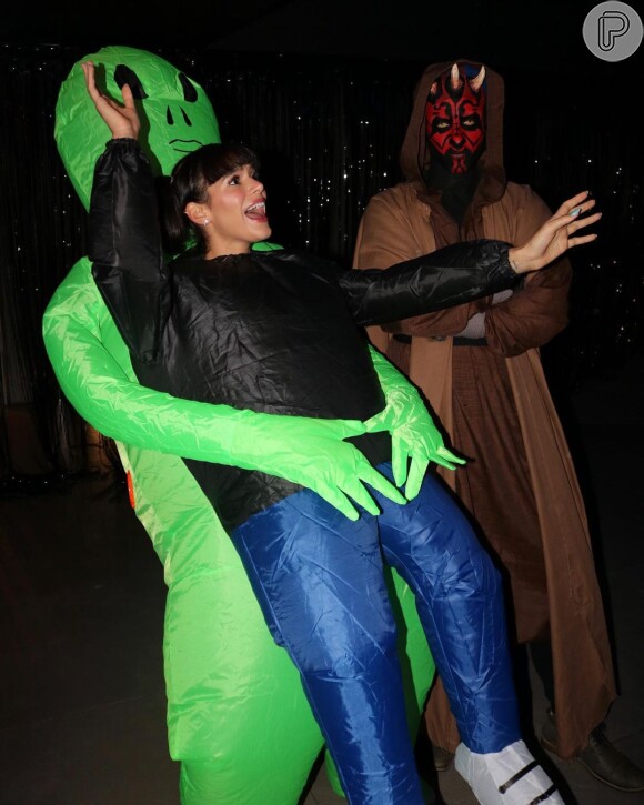 Bruna Marquezine é abduzida por alien em fantasia de Halloween