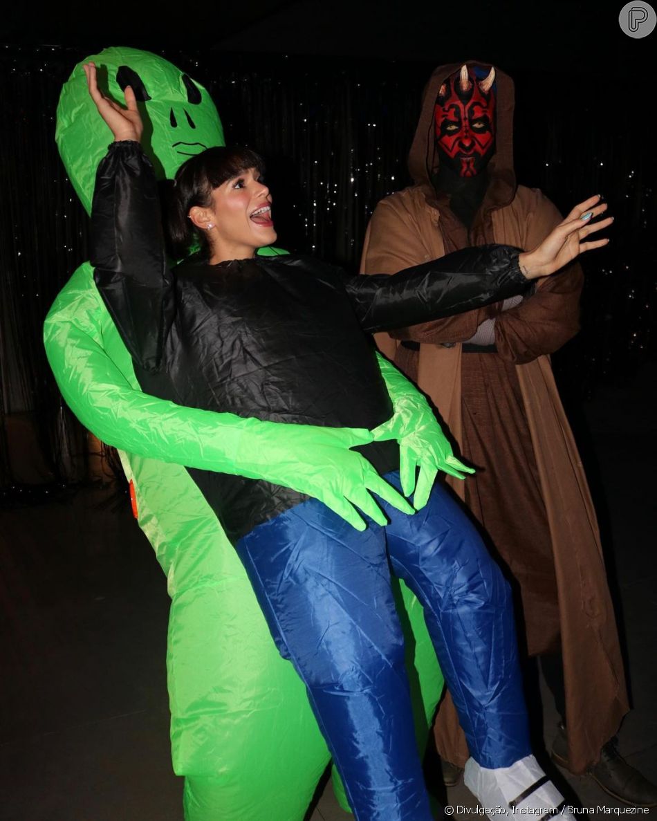 Bruna Marquezine é abduzida por alien em fantasia de Halloween Purepeople