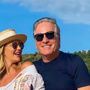 Mulher de Roberto Justus rebate crítica por viagem sem filha de 5 meses. Confira!