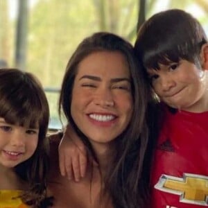 Filhos de Adriana Sant'Anna confudem Andressa Suita morena com a mãe