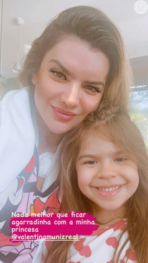Mirella Santos faz foto com a filha, Valentina, após receber alta hospitalar