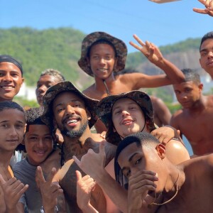 Nego do Borel leva crianças que vendem bala e fazem malabarismo nos semafaros do Rio de Janeiro para passeio de lancha no Rio de Janeiro