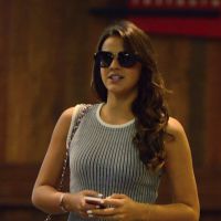 Bruna Marquezine exibe pernas torneadas ao passear em shopping com amigas no RJ