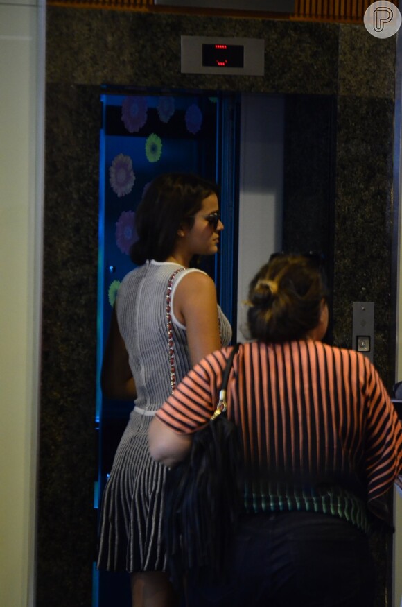 Bruna Marquezine aguardou a chegada do elevador após circular com a empresária Juliana Mattoni no shopping da Barra da Tijuca, Zona Oeste do Rio