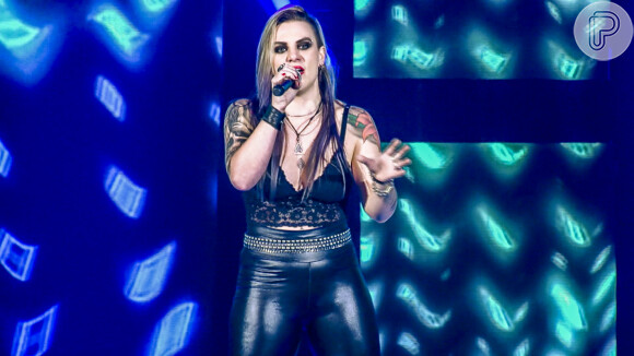 Cantora do 'The Voice Brasil' cai do palco após permanecer no programa