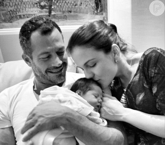 Malvino Salvador se mostrou encantado com a caçulinha, Ayra, de um mês e meio: 'É um bebê lindo'