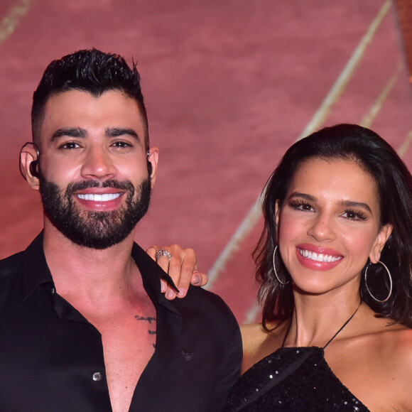 Mariana Rios posa com Gusttavo Lima após apresentar live do Villa Mix