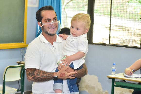 Thammy Miranda levou o filho, Bento, de 10 meses, para seção eleitoral em São Paulo em 15 de novembro de 2020