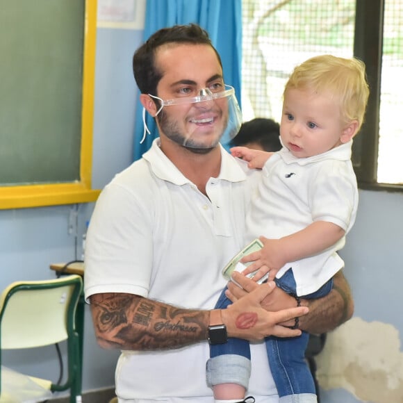 Thammy Miranda levou o filho, Bento, de 10 meses, para seção eleitoral em São Paulo em 15 de novembro de 2020