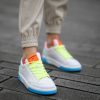 Neon nos detalhes: cadarço colorido tira tênis branco do óbvio