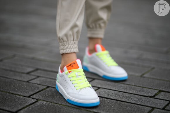 Neon nos detalhes: cadarço colorido tira tênis branco do óbvio