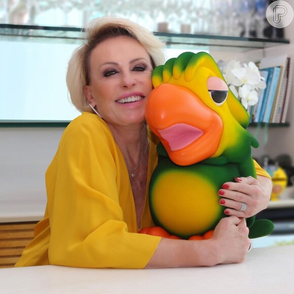 Ana Maria Braga surgiu abraçada ao boneco do Louro José após a morte de Tom Veiga