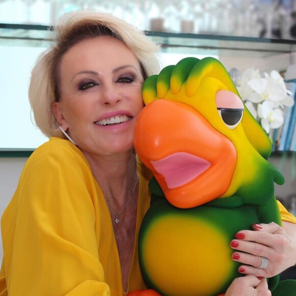 Ana Maria Braga surgiu abraçada ao boneco do Louro José após a morte de Tom Veiga