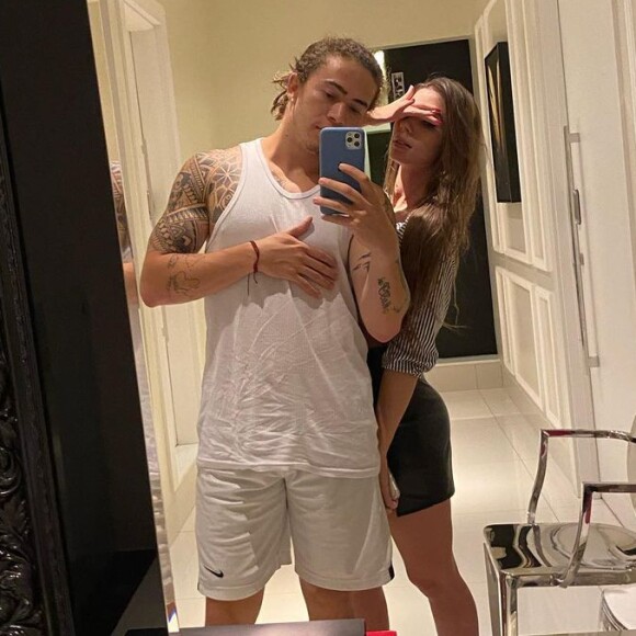 Whindersson Nunes e Maria Lina apareceram com a mãe dele, Valdenice, no Instagram