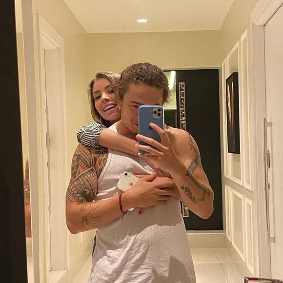 Pai de Whindersson Nunes apareceu com a namorada do filho em foto