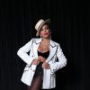 Anitta usou chapéu de palha e biquíni de cintura alta em seu look no Grammy Latino
