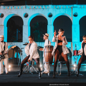 Anitta apresentou versões de 'Me Gusta' e 'Mas Que Nada' no Grammy Latino 2020