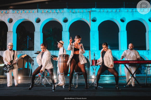 Anitta apresentou versões de 'Me Gusta' e 'Mas Que Nada' no Grammy Latino 2020