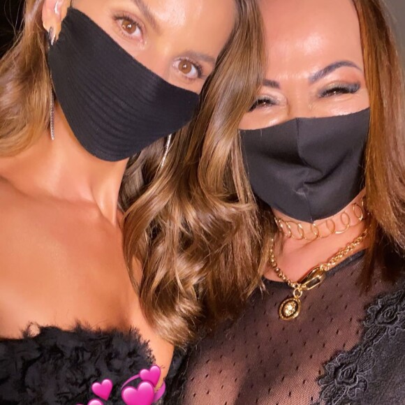 Mãe de Neymar, Nadine Gonçalves faz foto com Izabel Goulart