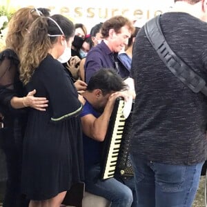 Zezé Di Camargo se emociona ao tocar sanfona em homenagem ao pai, Seu Francisco