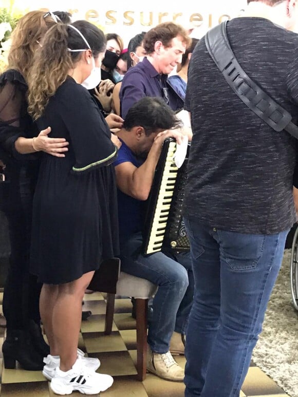 Zezé Di Camargo se emociona ao tocar sanfona em homenagem ao pai, Seu Francisco
