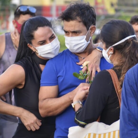 Mulher de Zezé Di Camargo, Graciele Lacerda apoia cantor no velório do pai do sertanejo