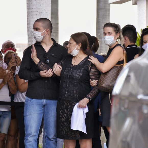 Dona Helena, mãe de Zezé Di Camargo, agradece carinho do público em velório do marido, Seu Francisco