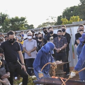 Zezé Di Camargo se despede do pai, Seu Francisco, em velório