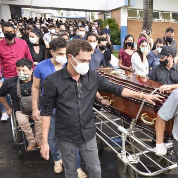 Velório de pai de Zezé Di Camargo é acompanhado por fãs