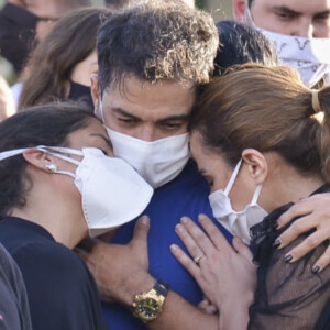 Zezé Di Camargo chora em velório do pai e é consolado por filhas Wanessa e Camilla