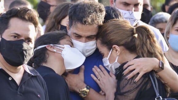 Zezé Di Camargo chora em velório do pai e é consolado por mulher e filhas: 'Dói demais'