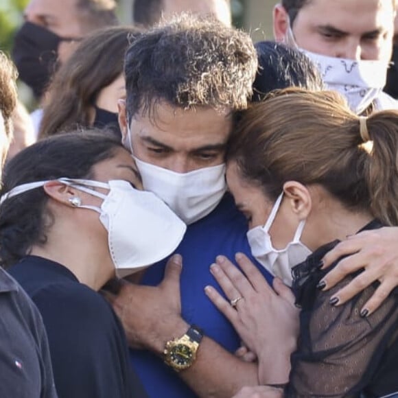 Zezé Di Camargo chora em velório do pai e é consolado por filhas Wanessa e Camilla