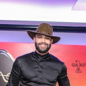 Gusttavo Lima se divertiu em novo apartamento com filhos