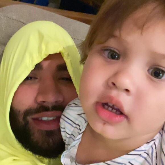 Gusttavo Lima se divertiu ao ver o filho caçula escondido em armário de tênis