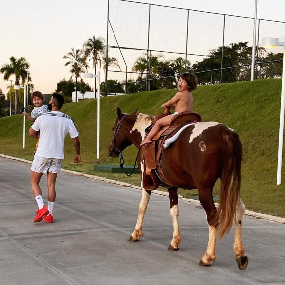 Gusttavo Lima compartilhou momentos com os filhos no Instagram Stories