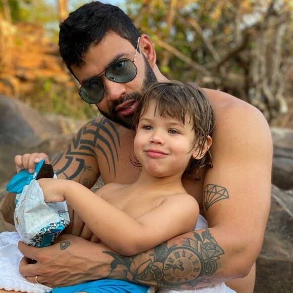 Gusttavo Lima, com guarda compartilhada com Andressa Suita, brinca com filhos