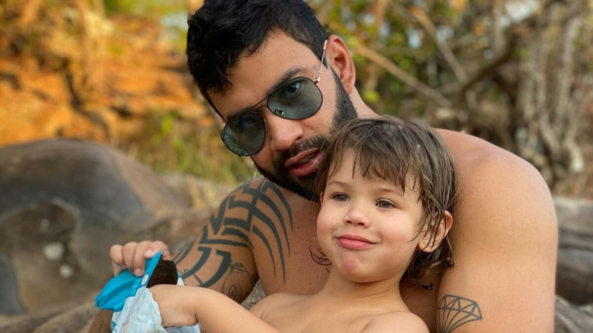 Foto Gusttavo Lima flagra filho escondido em armário de tênis Vídeo Purepeople