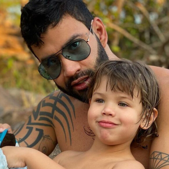 Gusttavo Lima 'flagra' filho escondido em armário de tênis. Vídeo!