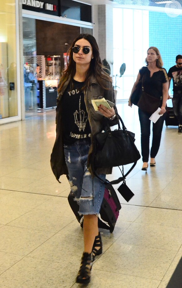 Thayla Ayala veste look despojado para ir ao aeroporto 