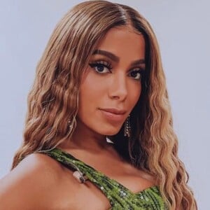 Anitta investiu em look leopard print com fundo verde para evento