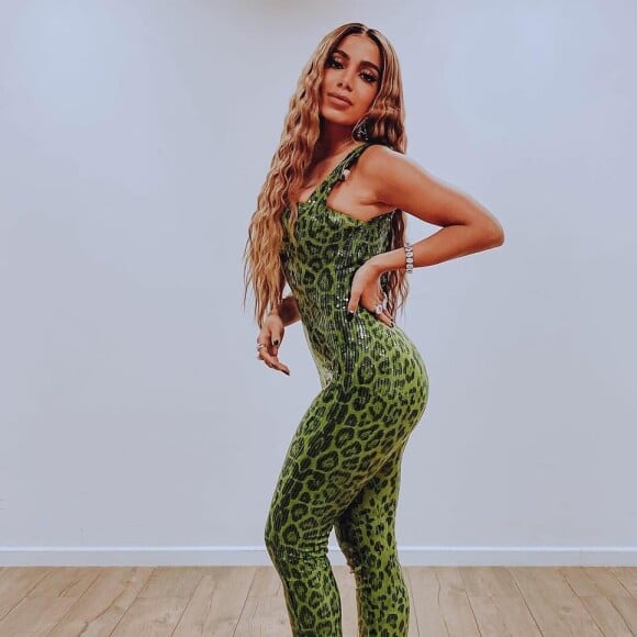 Anitta aliou ao seu look do evento uma lace ultra longa com ondas praianas