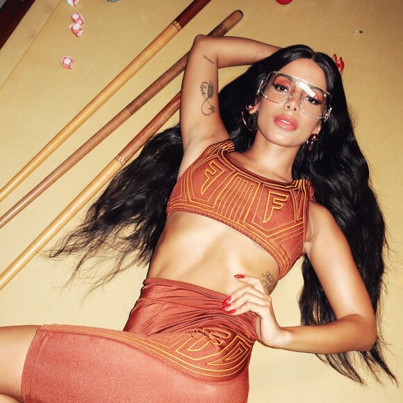 Anitta afastou rumores de rivalidade com Manu Gavassi e agitou a web