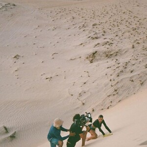 Bruna Marquezine posa em duna ao gravar campanha da Arezzo